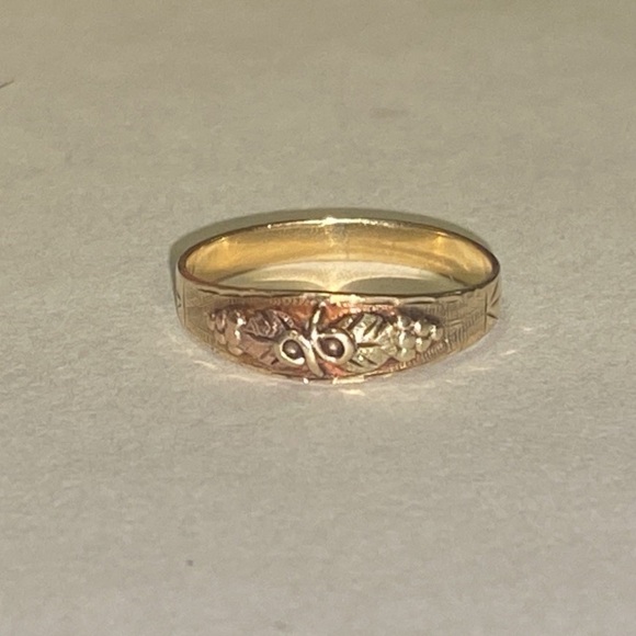 10K - 12K Black Hills Gold Pinky Ring - Good Vintage Condition. Authentic. - Picture 4 of 16